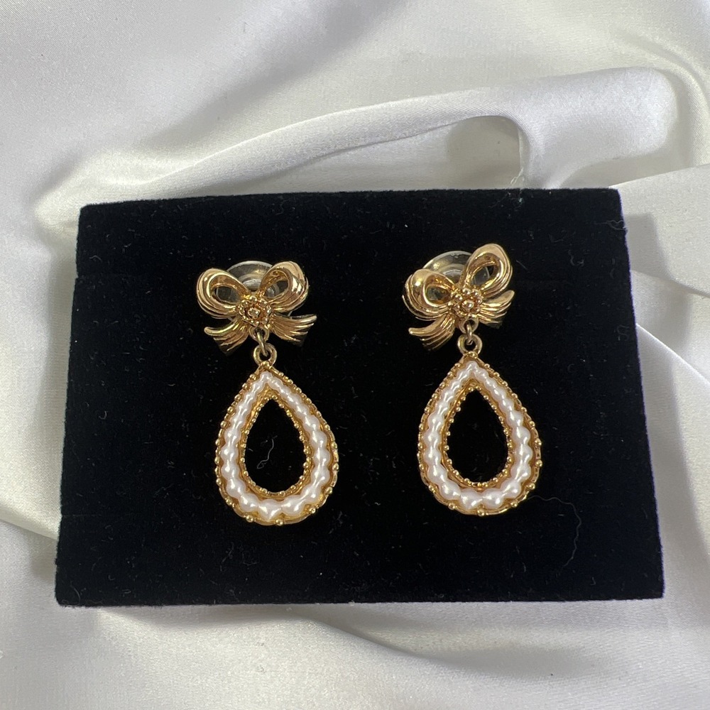 Vtg Avon Isn't It Romantic Gold and White  Bow &‎ Teardrop Pierced Earrings
